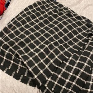 Black & white blanket scarf